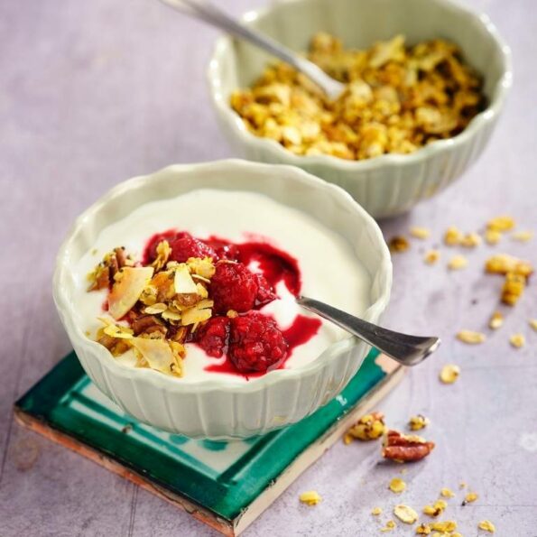 Gewuerzgranola-mit-Kokosjoghurt-und-Himbeerkompott-rezept