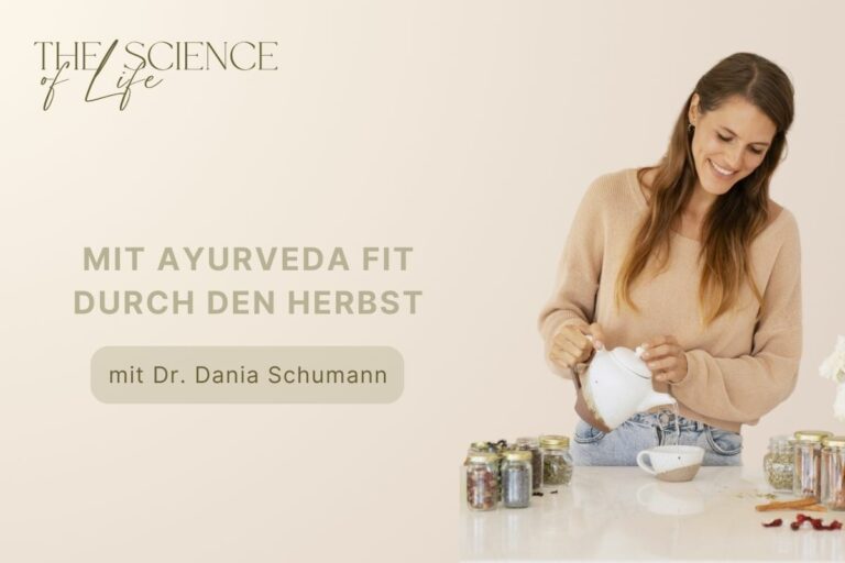 Dr. Dania Schumann bereitet Tee zu - Titelbild Podcastfolge Ayurveda im Herbst