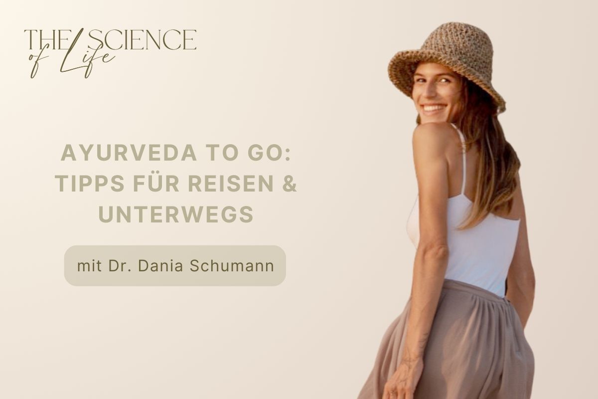 Frau im Urlaubsoutfit lacht - Titelbild Ayurveda unterwegs und auf Reisen