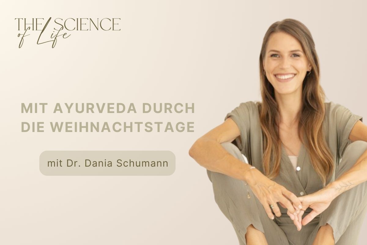 Dr. Dania Schumann lacht entspannt in die Kamera - Titelbild Podcast Mit Ayurveda durch die Feiertage