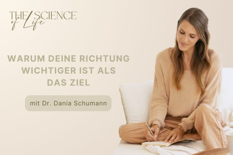 Frau schreibt in Buch . Titelbild zum Neujahrsspecial