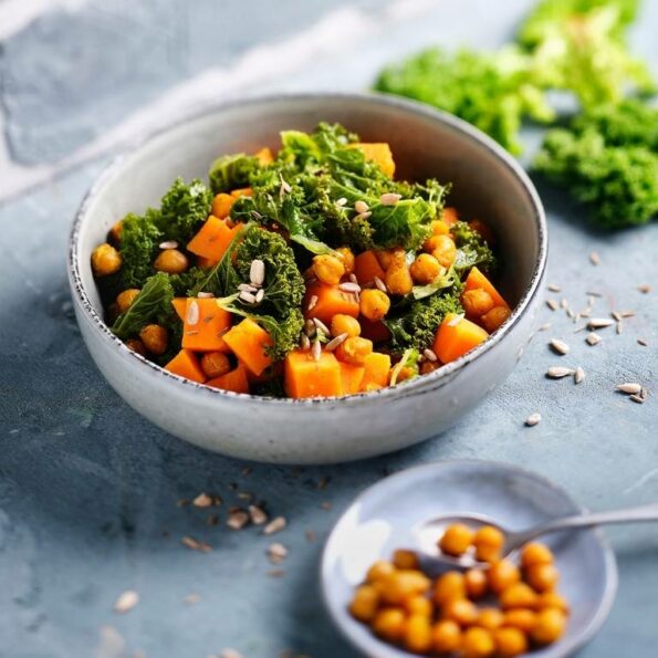 Süßkartoffel Bowl mit Grünkohl, Ingwer und gebackenen Kichererbsen Rezept