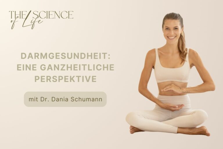 Dr. Dania Schumann im Schneidersitz - Titelbild Podcast Darmgesundheit im Ayurveda