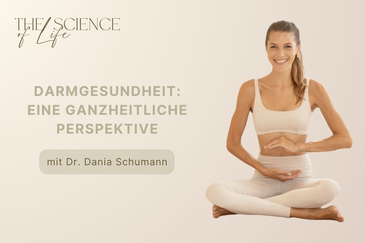 Dr. Dania Schumann im Schneidersitz - Titelbild Podcast Darmgesundheit im Ayurveda
