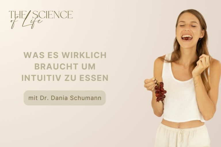 Dr. Dania Schumann genießt Weintrauben - Titelbild Podcast Intuitiv Essen lernen - Was du wirklich dazu brauchst.