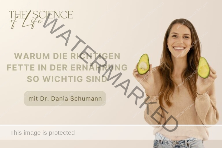 Dr. Dania Schumann mit Avocadohälften. Titelbild Podcast Fette in Ernährungswissenschaft & Ayurveda