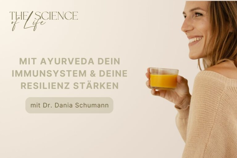 Dr. Dania Schumann trinkt Kurkuma-Shot. Titelbild zum Podcast: Resilienz stärken mit Ayurveda