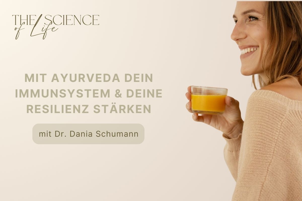 Dr. Dania Schumann trinkt Kurkuma-Shot. Titelbild zum Podcast: Resilienz stärken mit Ayurveda