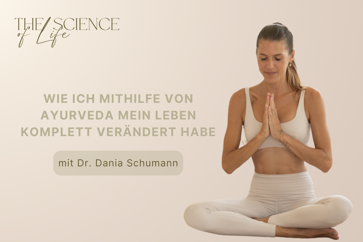 Episodencover mit Dr. Dania Schumann, im Schneidersitz, die Hände in Anjali-Mudra