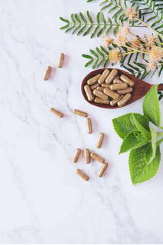 Nahrungsergänzungmittel + Ayurveda-Kräuter ästhetisch dargstellt