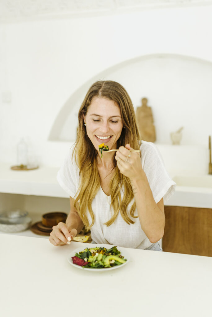 Dr. Dania Schumann genießt selbst gekochte Ayurveda-Mahlzeit