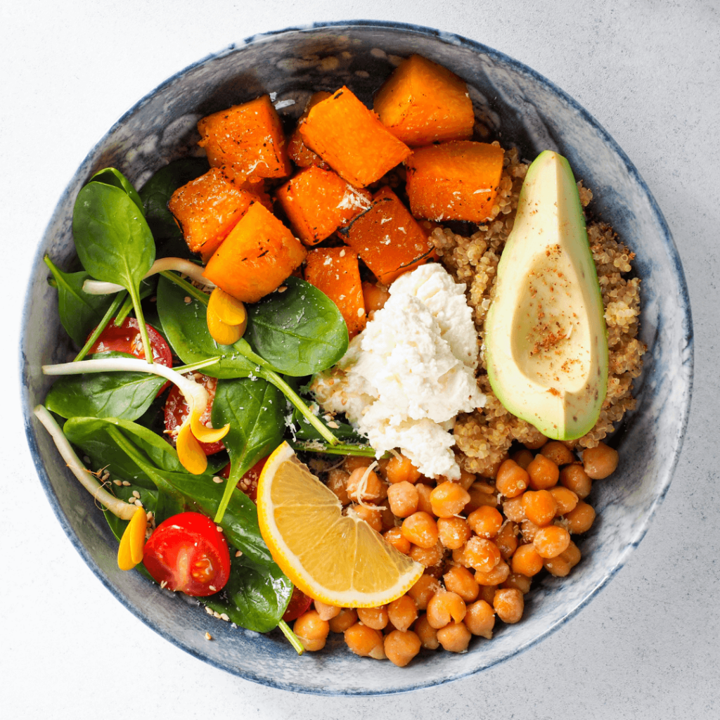 Bowl mit Kichererbsen, Avocado, Postelein, Saaten und weiteren gesunden Zutaten